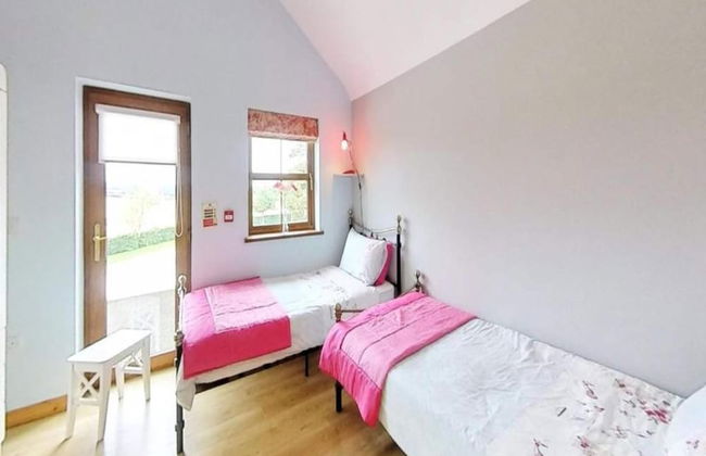 Twin Room Ensuite Near Hillsborough Palaces - Photo 4