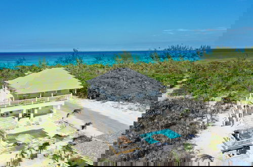 Photo 18 - Palms Paradise: Romantic Beach House