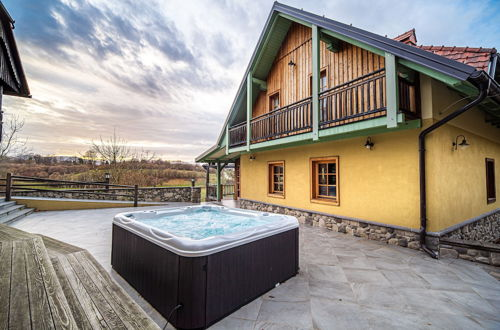 Foto 20 - Villa Les With hot tub