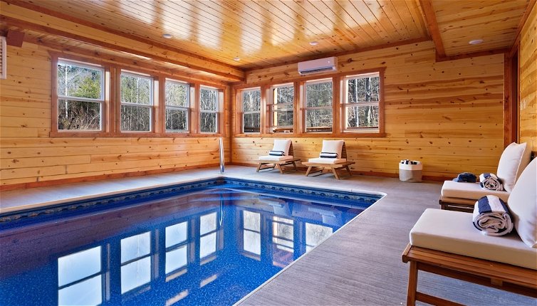 Foto 1 - Haywood by Avantstay Mountain Living Dream! w/ Movie Theatre, Indoor Pool, Hot Tub and Views