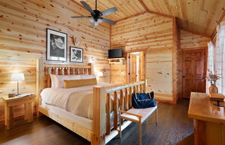 Photo 3 - Haywood by Avantstay Mountain Living Dream! w/ Movie Theatre, Hot Tub+views