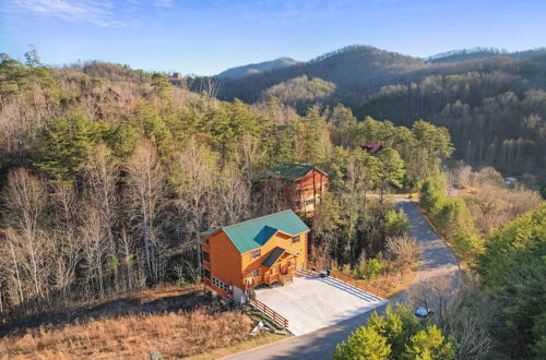 Photo 29 - Haywood by Avantstay Mountain Living Dream! w/ Movie Theatre, Hot Tub+views