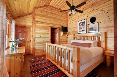 Photo 5 - Haywood by Avantstay Mountain Living Dream! w/ Movie Theatre, Indoor Pool, Hot Tub and Views