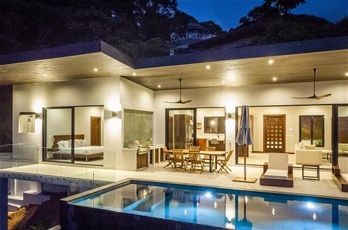 Foto 43 - Dreamy Jungle Ocean-view Luxury Villa w Pool