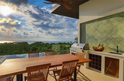Foto 36 - Dreamy Jungle Ocean-view Luxury Villa w Pool