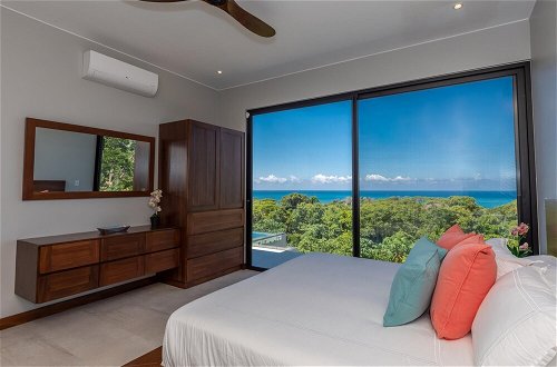 Foto 13 - Dreamy Jungle Ocean-view Luxury Villa w Pool