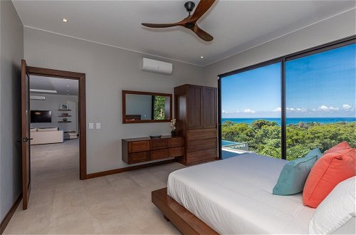 Foto 18 - Dreamy Jungle Ocean-view Luxury Villa w Pool