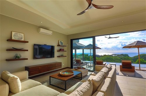 Foto 27 - Dreamy Jungle Ocean-view Luxury Villa w Pool