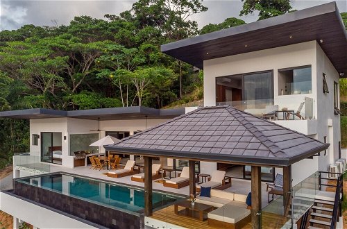 Foto 2 - Dreamy Jungle Ocean-view Luxury Villa w Pool