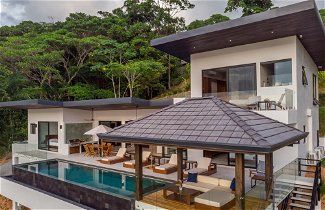 Foto 2 - Dreamy Jungle Ocean-view Luxury Villa w Pool