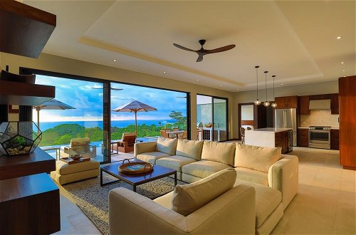 Foto 32 - Dreamy Jungle Ocean-view Luxury Villa w Pool