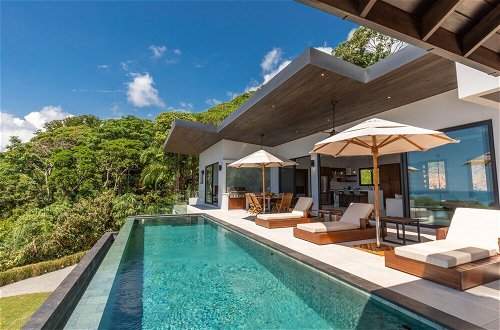 Foto 4 - Dreamy Jungle Ocean-view Luxury Villa w Pool