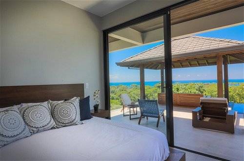 Foto 11 - Dreamy Jungle Ocean-view Luxury Villa w Pool