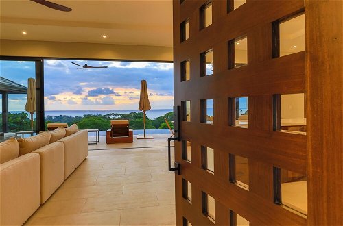 Foto 42 - Dreamy Jungle Ocean-view Luxury Villa w Pool
