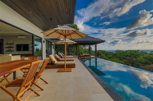Foto 37 - Dreamy Jungle Ocean-view Luxury Villa w Pool