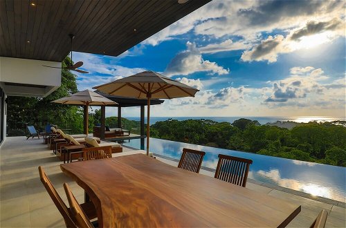 Foto 31 - Dreamy Jungle Ocean-view Luxury Villa w Pool