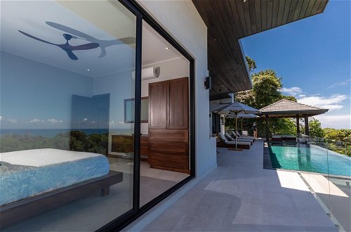 Foto 16 - Dreamy Jungle Ocean-view Luxury Villa w Pool
