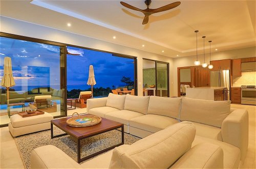 Foto 51 - Dreamy Jungle Ocean-view Luxury Villa w Pool