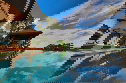 Foto 40 - Dreamy Jungle Ocean-view Luxury Villa w Pool