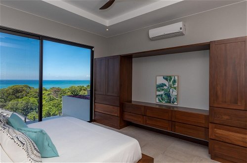 Foto 20 - Dreamy Jungle Ocean-view Luxury Villa w Pool
