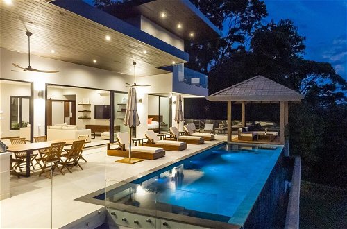 Foto 41 - Dreamy Jungle Ocean-view Luxury Villa w Pool