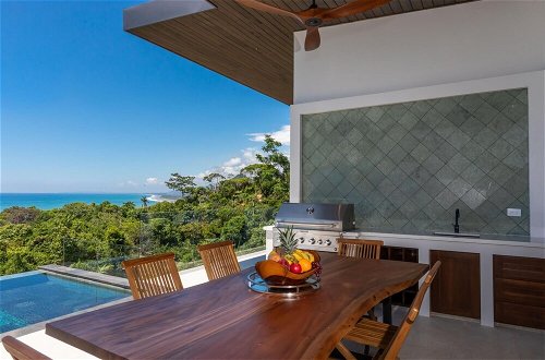 Foto 23 - Dreamy Jungle Ocean-view Luxury Villa w Pool
