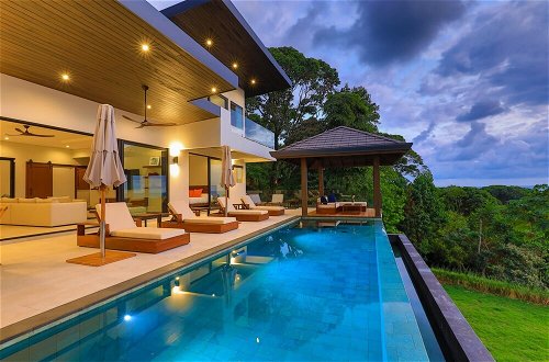 Foto 46 - Dreamy Jungle Ocean-view Luxury Villa w Pool