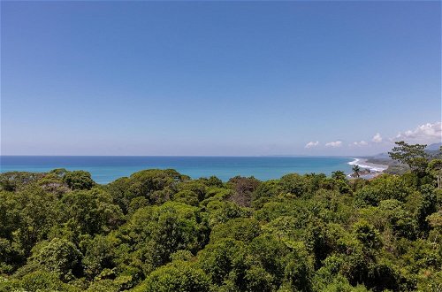 Foto 22 - Dreamy Jungle Ocean-view Luxury Villa w Pool