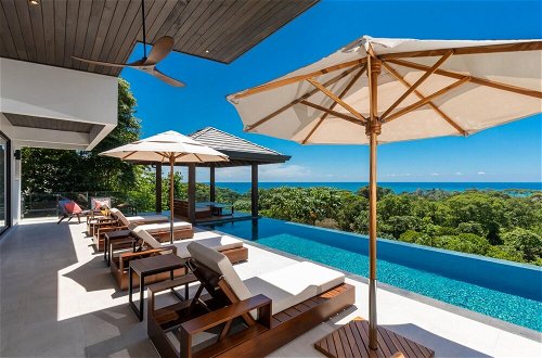 Foto 25 - Dreamy Jungle Ocean-view Luxury Villa w Pool