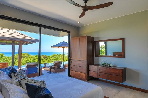 Foto 14 - Dreamy Jungle Ocean-view Luxury Villa w Pool