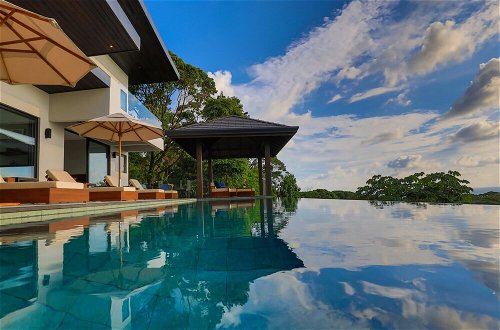 Foto 33 - Dreamy Jungle Ocean-view Luxury Villa w Pool