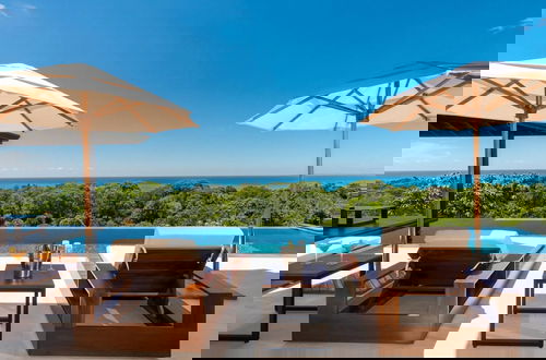 Foto 31 - Dreamy Jungle Ocean-view Luxury Villa w Pool