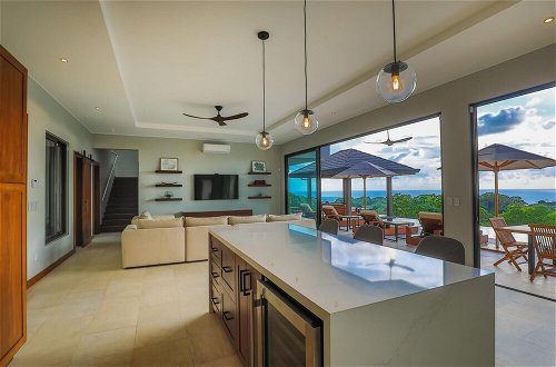 Foto 34 - Dreamy Jungle Ocean-view Luxury Villa w Pool