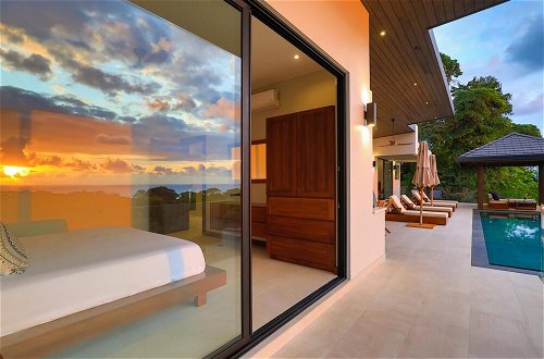 Foto 44 - Dreamy Jungle Ocean-view Luxury Villa w Pool