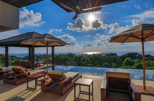 Foto 26 - Dreamy Jungle Ocean-view Luxury Villa w Pool