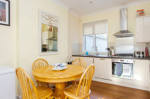 Photo 14 - Peaceful 2 Bedroom Apartment in Affluent Fulham