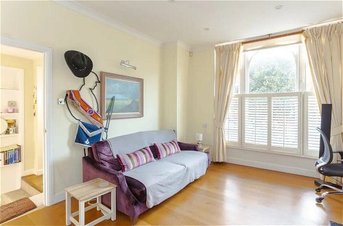 Photo 18 - Peaceful 2 Bedroom Apartment in Affluent Fulham