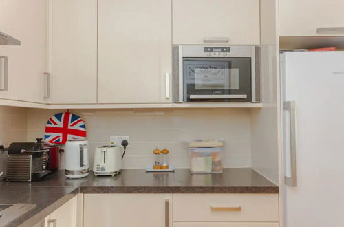 Photo 11 - Peaceful 2 Bedroom Apartment in Affluent Fulham