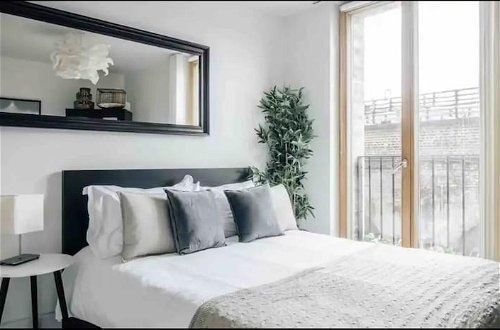 Foto 4 - Stunning 2-bed Apt & Balcony in Notting Hill