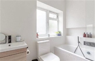 Photo 2 - Newly Renovated 2 Bedroom Apartment in Earlsfield With Garden