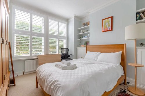 Foto 4 - Newly Renovated 2 Bedroom Apartment in Earlsfield With Garden