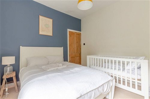 Foto 6 - Newly Renovated 2 Bedroom Apartment in Earlsfield With Garden