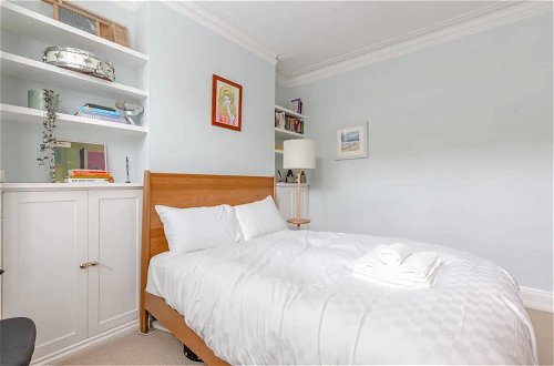 Foto 5 - Newly Renovated 2 Bedroom Apartment in Earlsfield With Garden