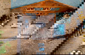 Foto 2 - Jumper By Avantstay Serene Stylish Cabin w/ Hot Tub