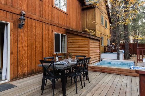 Photo 1 - Jumper By Avantstay Serene Stylish Cabin w/ Hot Tub