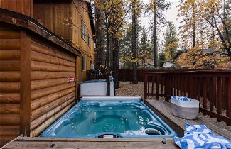 Foto 2 - Jumper By Avantstay Serene Stylish Cabin w/ Hot Tub
