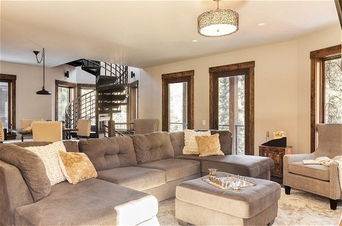 Photo 8 - Apex by Avantstay Cozy Expansive Mountain Home Close to the Slopes w/ Hot Tub