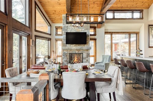 Photo 7 - Apex by Avantstay Cozy Expansive Mountain Home Close to the Slopes w/ Hot Tub
