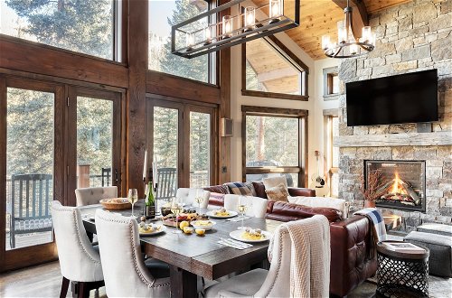 Foto 9 - Apex by Avantstay Cozy Expansive Mountain Home Close to the Slopes w/ Hot Tub