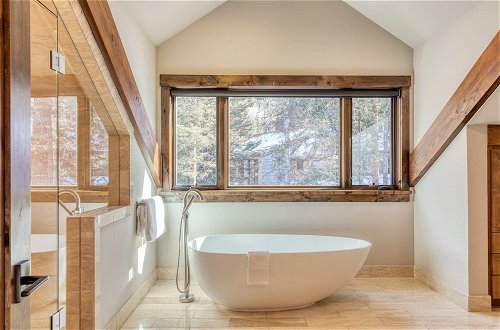 Foto 30 - Apex by Avantstay Cozy Expansive Mountain Home Close to the Slopes w/ Hot Tub